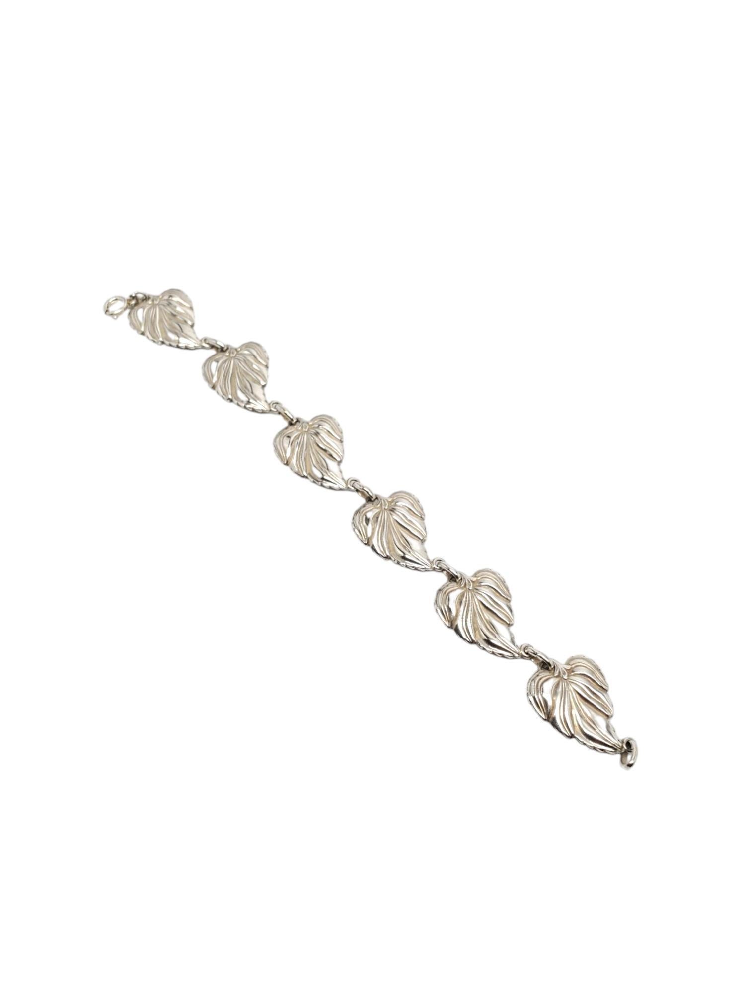 DANECRAFT Sterling Silver Leaf Bracelet-

This elegant bracelet by DANECRAFT features a leaf design intricately set in classic sterling silver.

Size: 7 in.

Stamped: DANECRAFT STERLING

Weight: 11.0 dwt / 17.2 gr.

Very good condition,