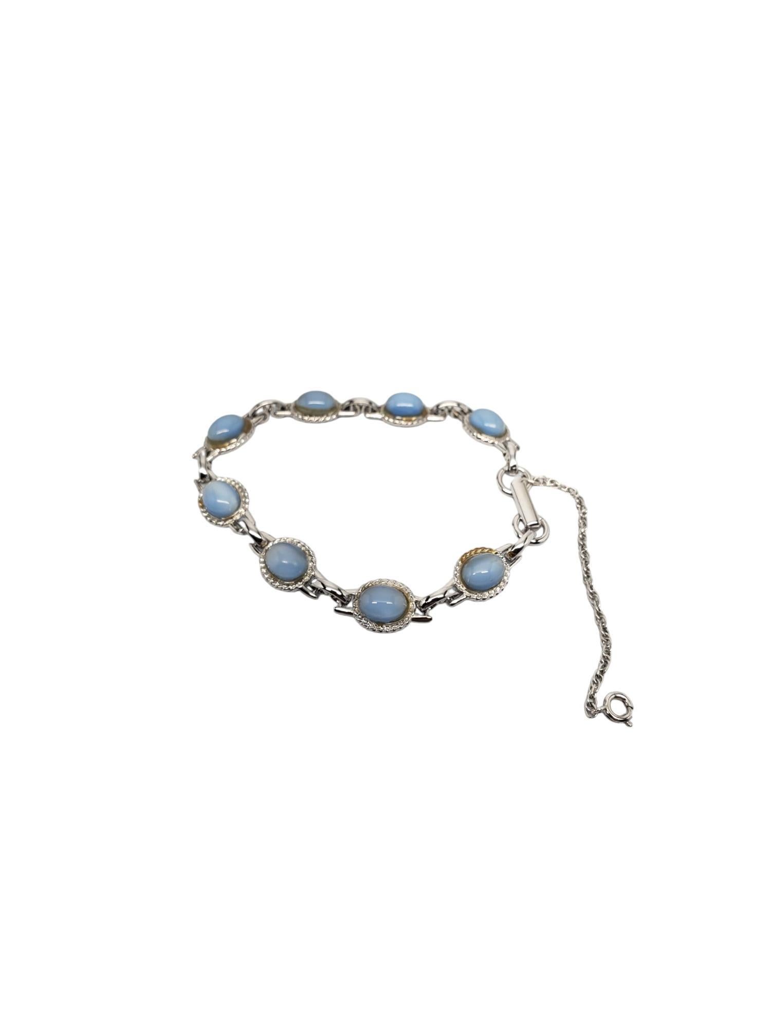 DANECRAFT Sterling Silber Milchig Blau Oval Stein Armband-

Dieses elegante Armband von DANECRAFT ist in Sterlingsilber gefasst und besteht aus 8 ovalen (8,26 mm x 6,28 mm) blauen Steinen.

Größe: 7 in. x 0.3 in.

Stempel: DANECRAFT