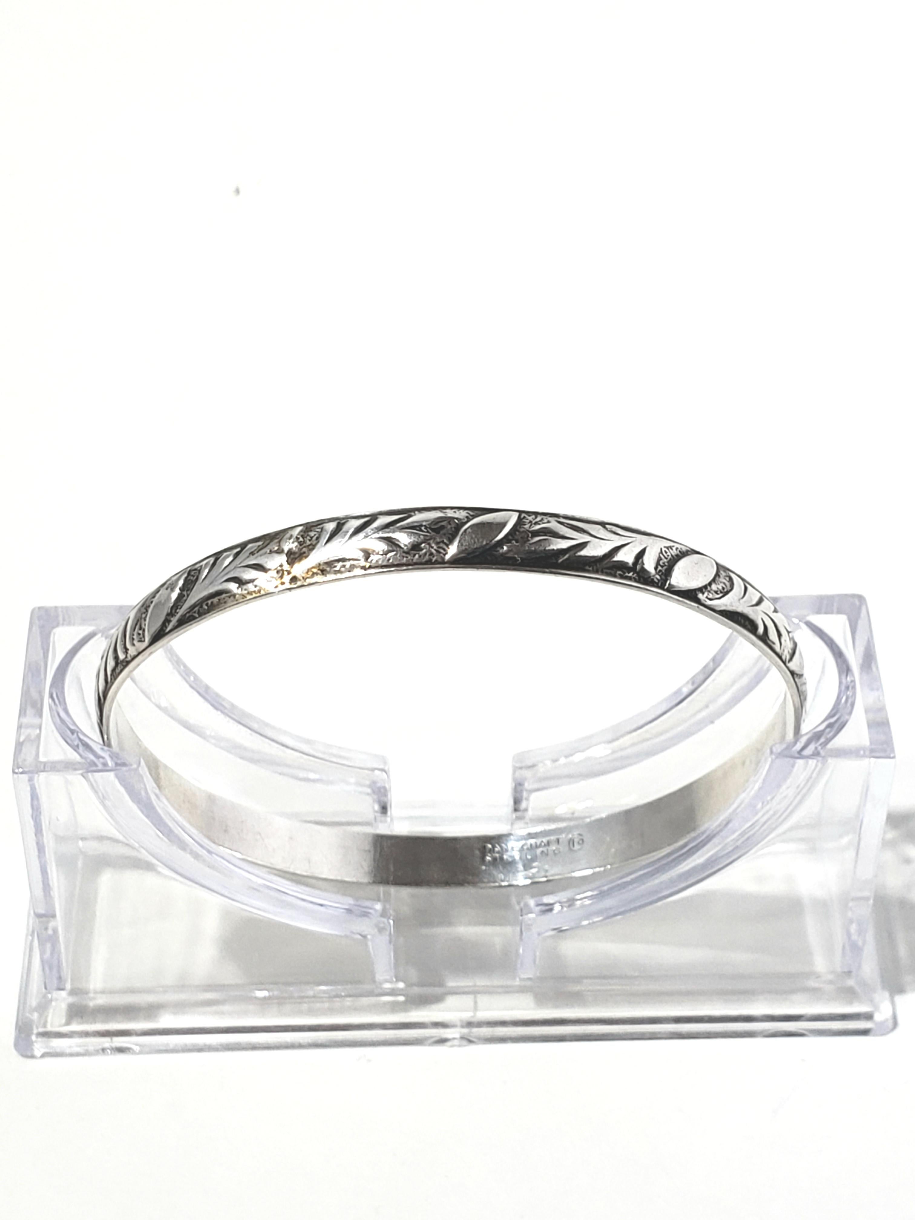 Danecraft Sterling Silver Raised Oak Leaves Bangle Bracelet

This is a beautiful sterling silver raised oak leaves bangle bracelet designed by Danecraft.

Measurements: Bracelet measure 7 and 3/4 inches and 1/4 inches in height.

Weight: 15.7 g /