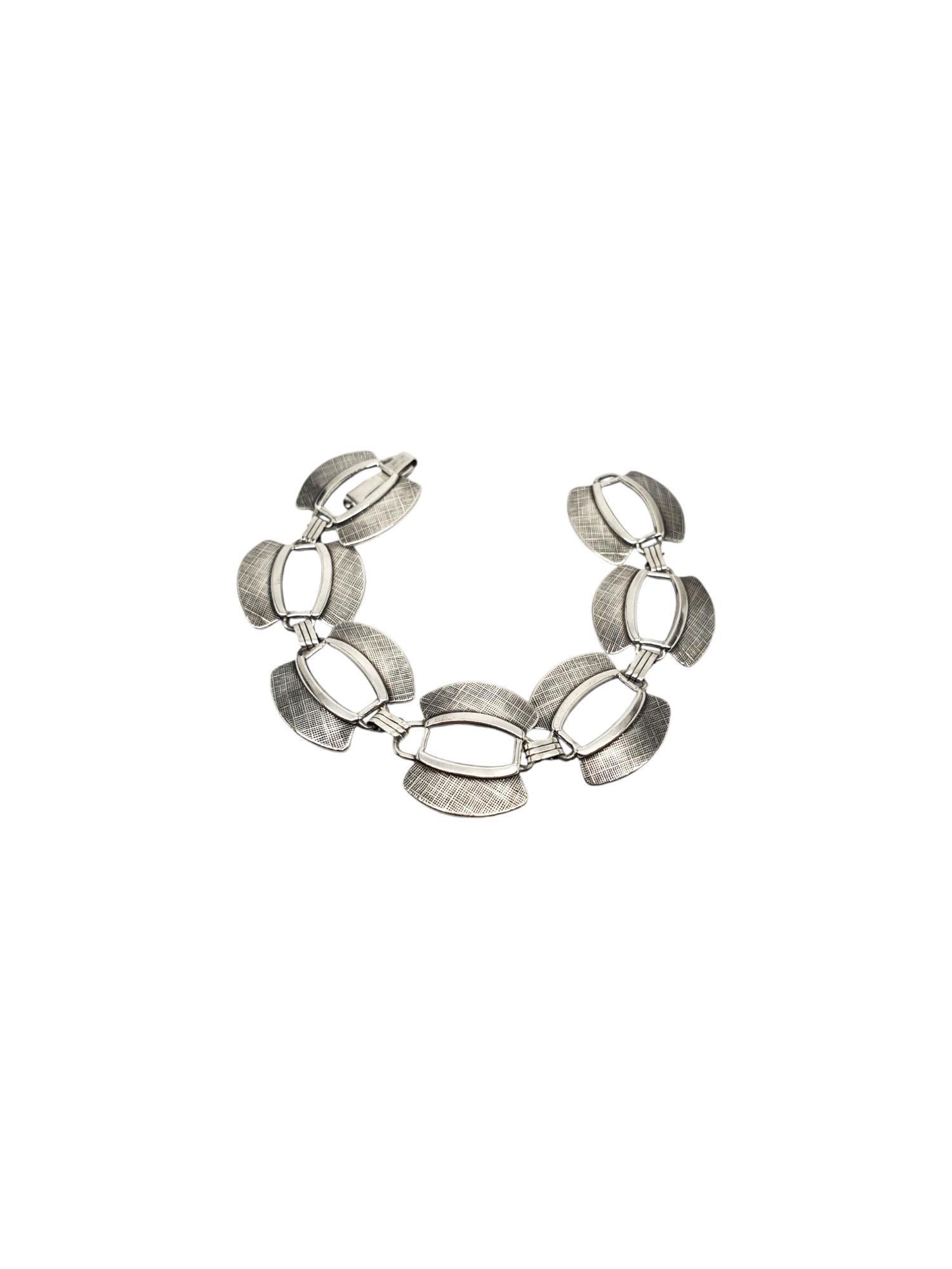Bracciale A Link in argento 925 di DANECRAFT.

Questo delizioso braccialetto di DANECRAFT è realizzato in argento sterling con maglie dal design moderno e strutturato.

Dimensioni: 8 pollici x 1 pollice.

Timbro: DANECRAFT STERLING

Peso: 13,7 dwt /