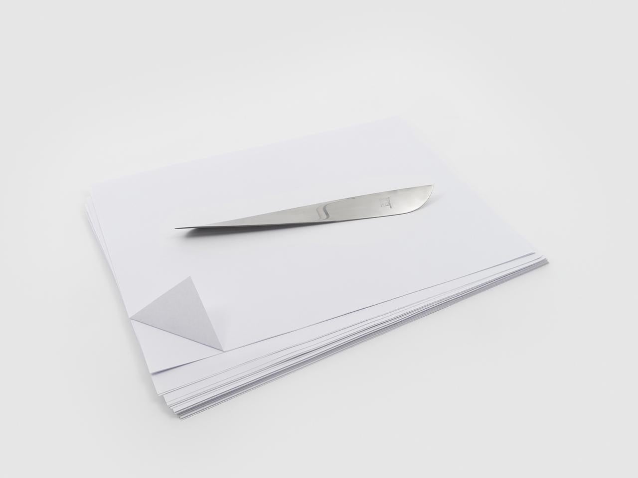 Ameland est un couteau à papier à double tranchant en acier inoxydable satiné et résulte d'une simplification astucieuse du processus de fabrication. La pièce est unique en raison de sa forme courbée caractéristique, semblable à celle d'une hélice,