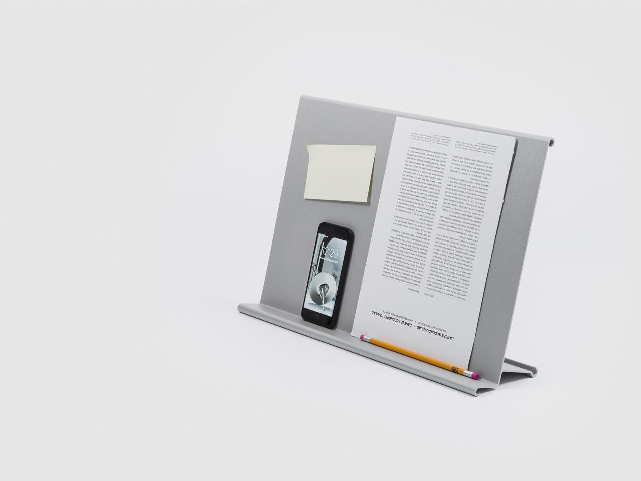 Archivio vivo ist ein Buchständer, der in zwei Versionen erhältlich ist. Die erste Version ist freistehend und kann auf einen Tisch oder Schreibtisch gestellt werden, während die zweite Version an der Wand befestigt werden kann. Das Stück ist leicht