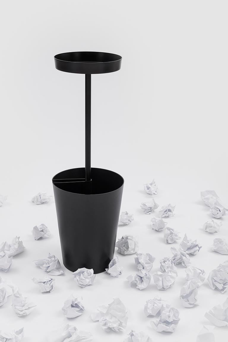 Bincan posacenere forma parte de la colección Bincan, diseñada para el lugar de trabajo y adaptable a cualquier entorno, ya sea interno o externo, público o privado. La pieza es un cenicero independiente con estructura de metal barnizado y bandeja