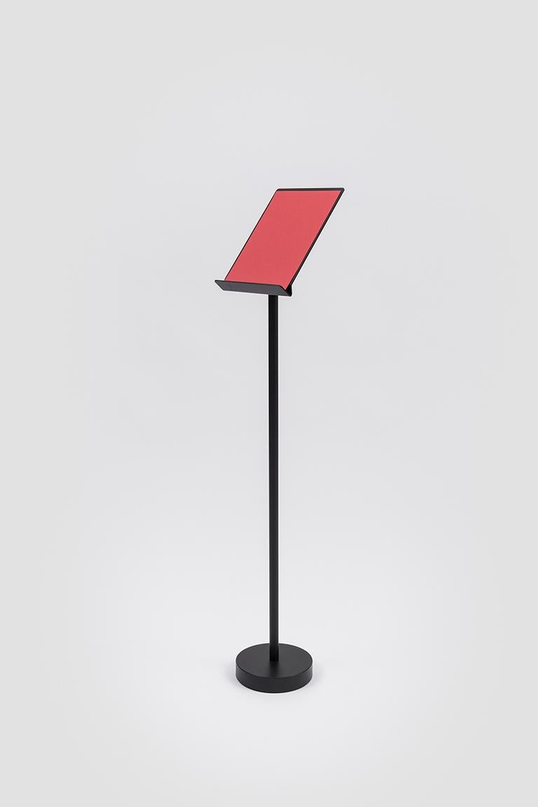 Bincan leggio is part of the Bincan collection, which was designed for the work place and can be adapted to any environment whether internal or external, public or private. The lectern is made in lacquered metal and can is available in three size: