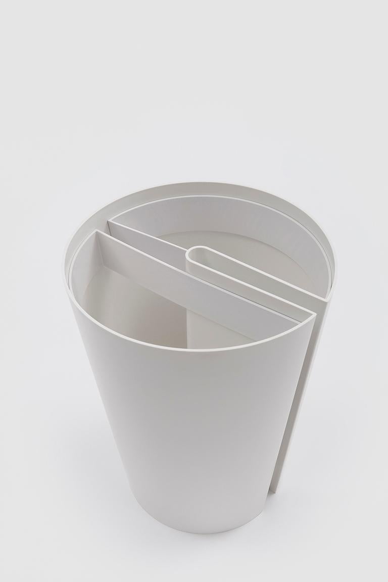 Bincan cestino is part of the Bincan collection which was designed for the work place and can be adapted to any environment whether internal or external, public or private. This piece is a wastepaper basket or bin in shock-resistant ABS plastic and