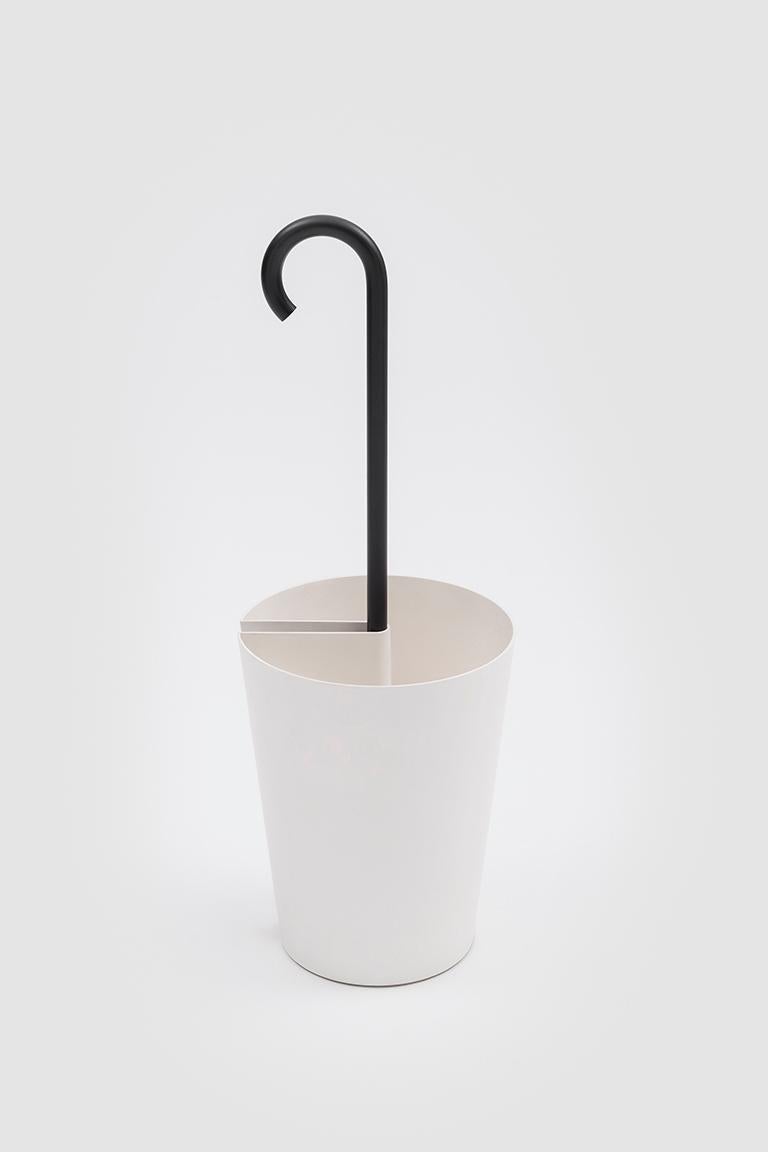 Bincan portaombrelli is part of the Bincan collection, which was designed for the work place and can be adapted to any environment whether internal or external, public or private. The umbrella stand has a painted metal structure and can be