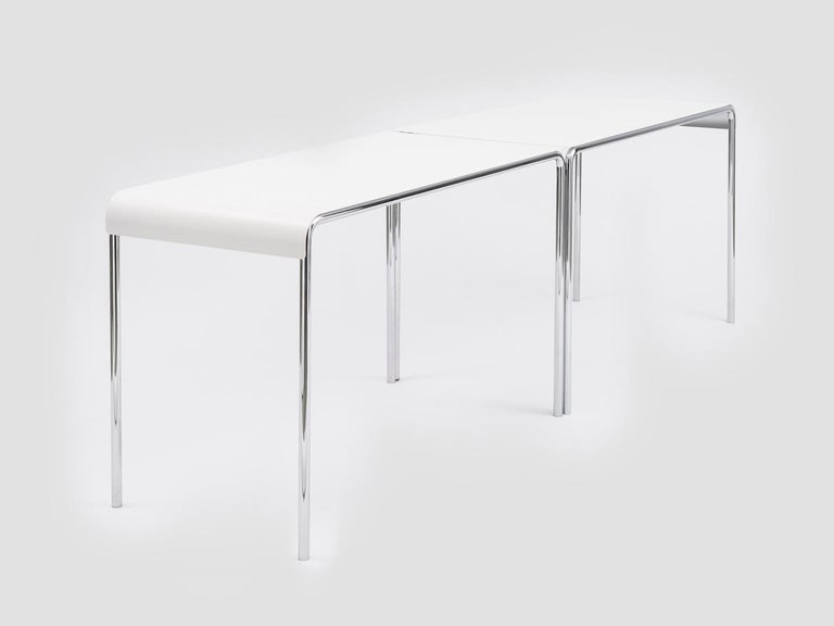 Farallon Desk is a extremely light but resistant table. The structural principle takes up the shapes and technologies of the Farallon family: a thin metal surface harmoniously curved in order to follow the shapes of the soft surfaces. The legs are
