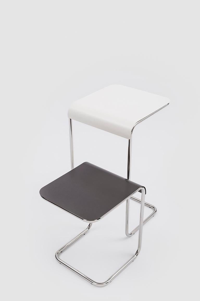 La table d'appoint Farallon est une table basse linéaire dont la polyvalence lui permet d'interagir avec une gamme variée de styles et d'environnements. La structure principale a la même forme et est réalisée avec la même technique que les chaises