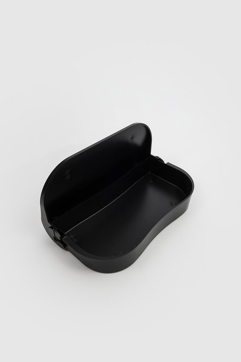 Black Flores is a rounded, plastic pencil case. It is made up of two parts in polystyrene. The hinges are the distinctive invention of the designer and with their interlocking mechanism and simple movement represent the real ingenuity of the