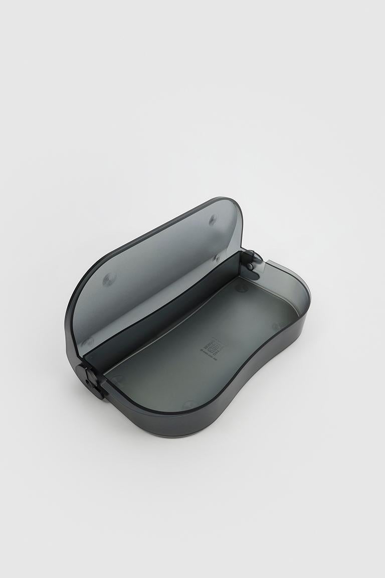 Graphite Flores is a rounded, plastic pencil case. It is made up of two parts in polystyrene. The hinges are the distinctive invention of the designer and with their interlocking mechanism and simple movement represent the real ingenuity of the