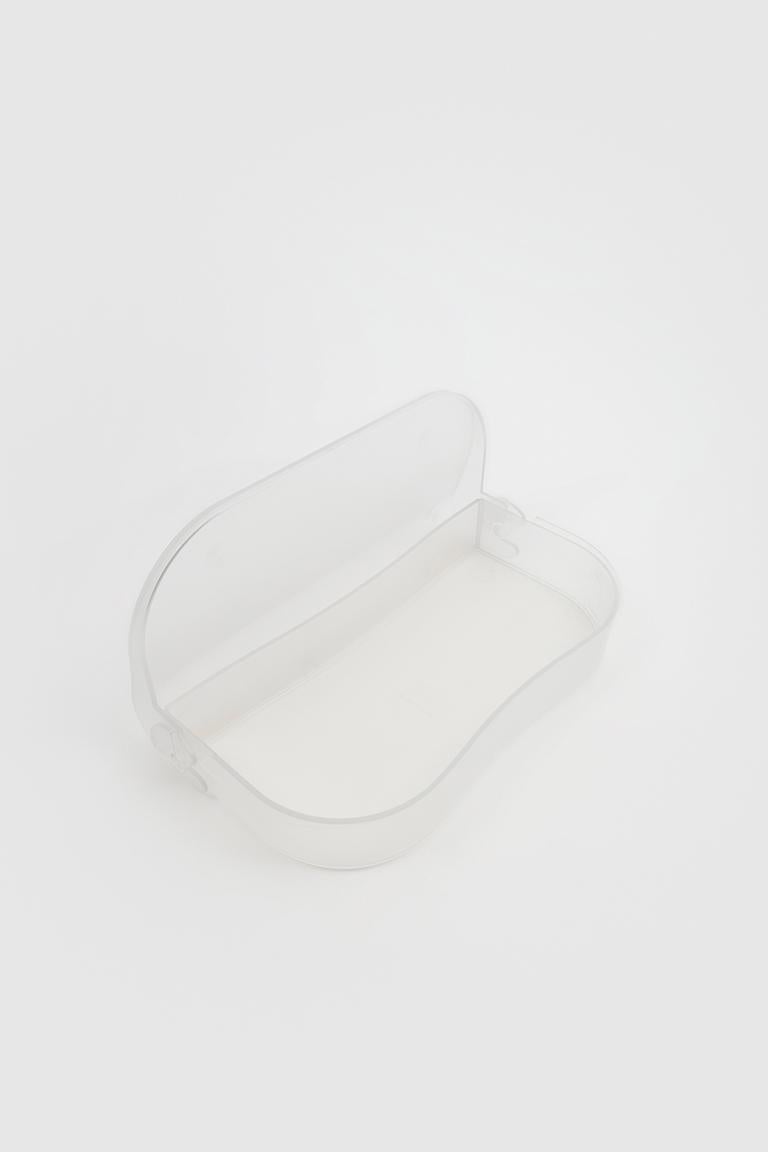 Opaline Flores is a rounded, plastic pencil case. It is made up of two parts in polystyrene. The hinges are the distinctive invention of the designer and with their interlocking mechanism and simple movement represent the real ingenuity of the