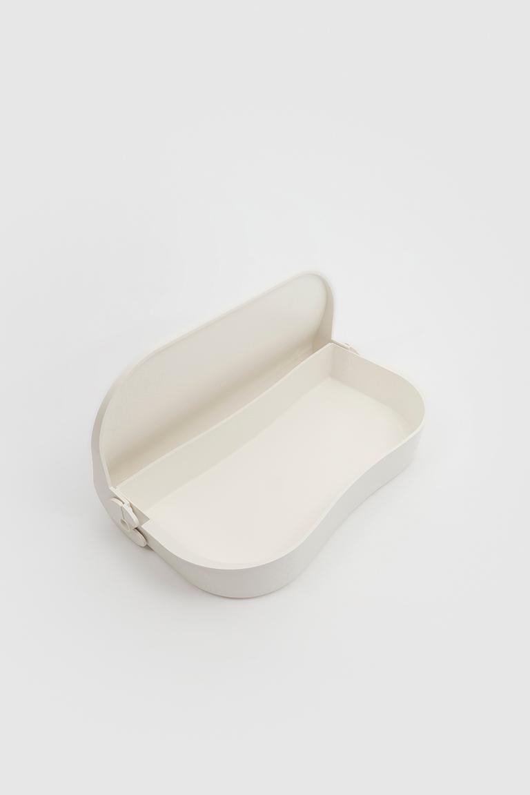 White Flores is a rounded, plastic pencil case. It is made up of two parts in polystyrene. The hinges are the distinctive invention of the designer and with their interlocking mechanism and simple movement represent the real ingenuity of the