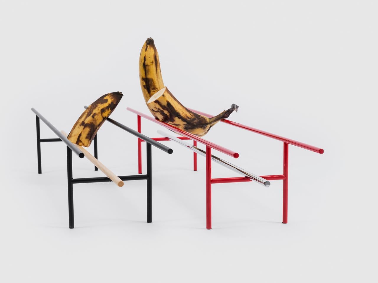 Fruit bowl no 5.5 can technically be described as a “container” thanks to just a few essential elements – three horizontal bars on two sets of legs. The idea is to hold the fruit in a seemingly unstable way, showing the precariousness of