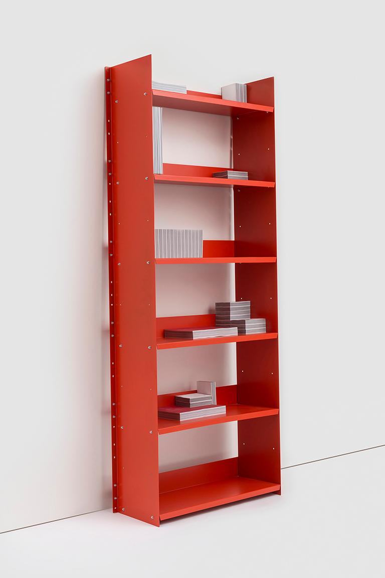 Red Gran Livorno ist ein kleines, freistehendes Bücherregal. Es ist die Weiterentwicklung des Bücherregals Livorno, wobei die gleichen strukturellen Prinzipien und die minimale Form beibehalten wurden. Das Stück ist aus lackiertem Blech gefertigt,