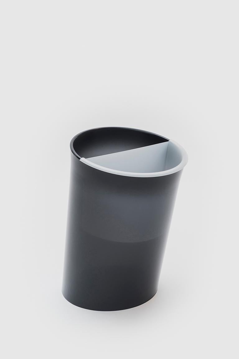 In attesa is a wastepaper basket. It is an injection moulded polypropylene cylinder but the base is not perpendicular to the sides instead it is at a diagonal giving the object a considerable inclination which helps people’s aim when trying to