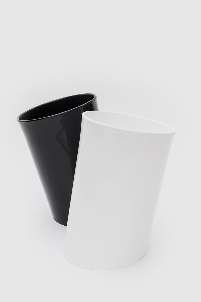 In attesa is a wastepaper basket. It is an injection moulded polypropylene cylinder but the base is not perpendicular to the sides instead it is at a diagonal giving the object a considerable inclination which helps people’s aim when trying to