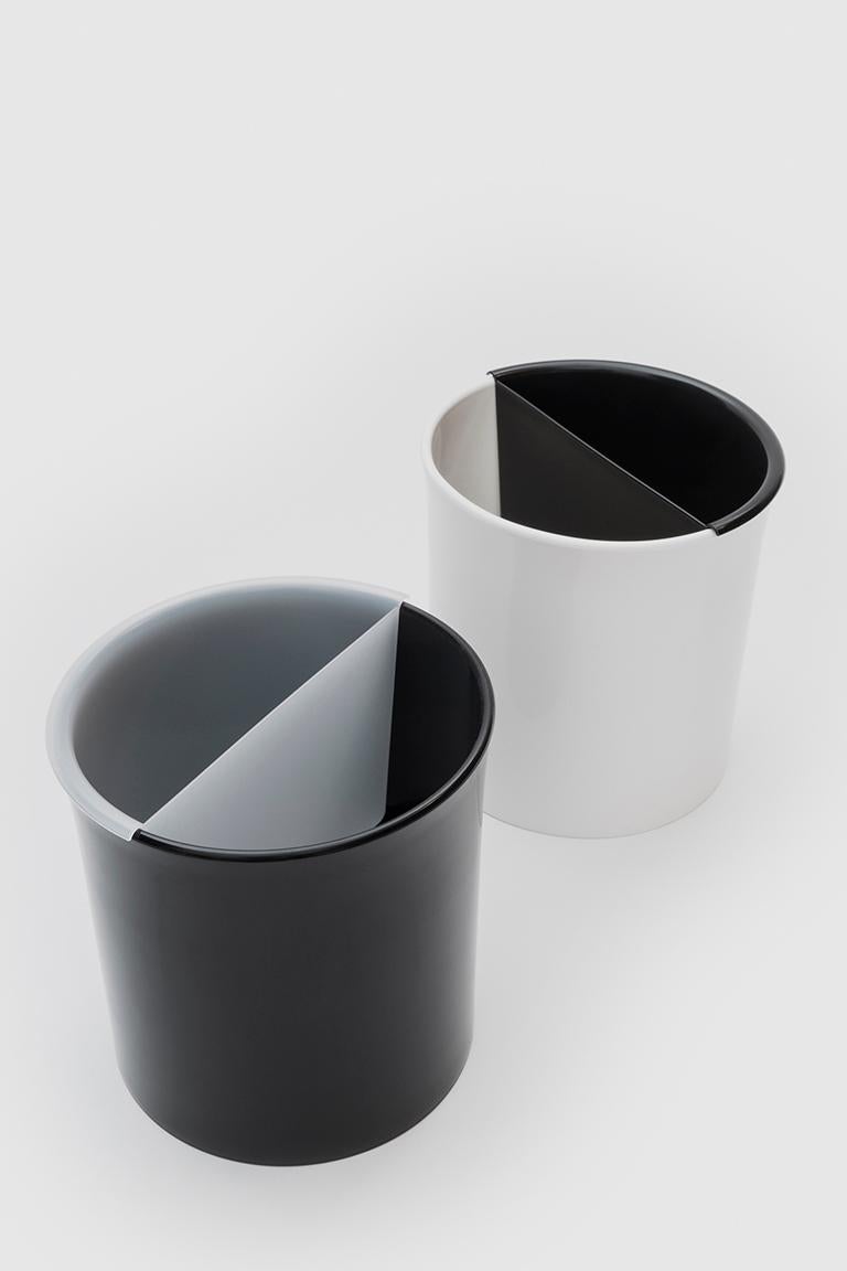 Koro ist ein Papierkorb, der für den Arbeitsplatz und für öffentliche Räume bestimmt ist. Die zylindrische Form ist aus spritzgegossenem Polypropylen hergestellt.

Enzo Mari ist einer der Meister des italienischen Designs. Er wurde 1932 in Novara