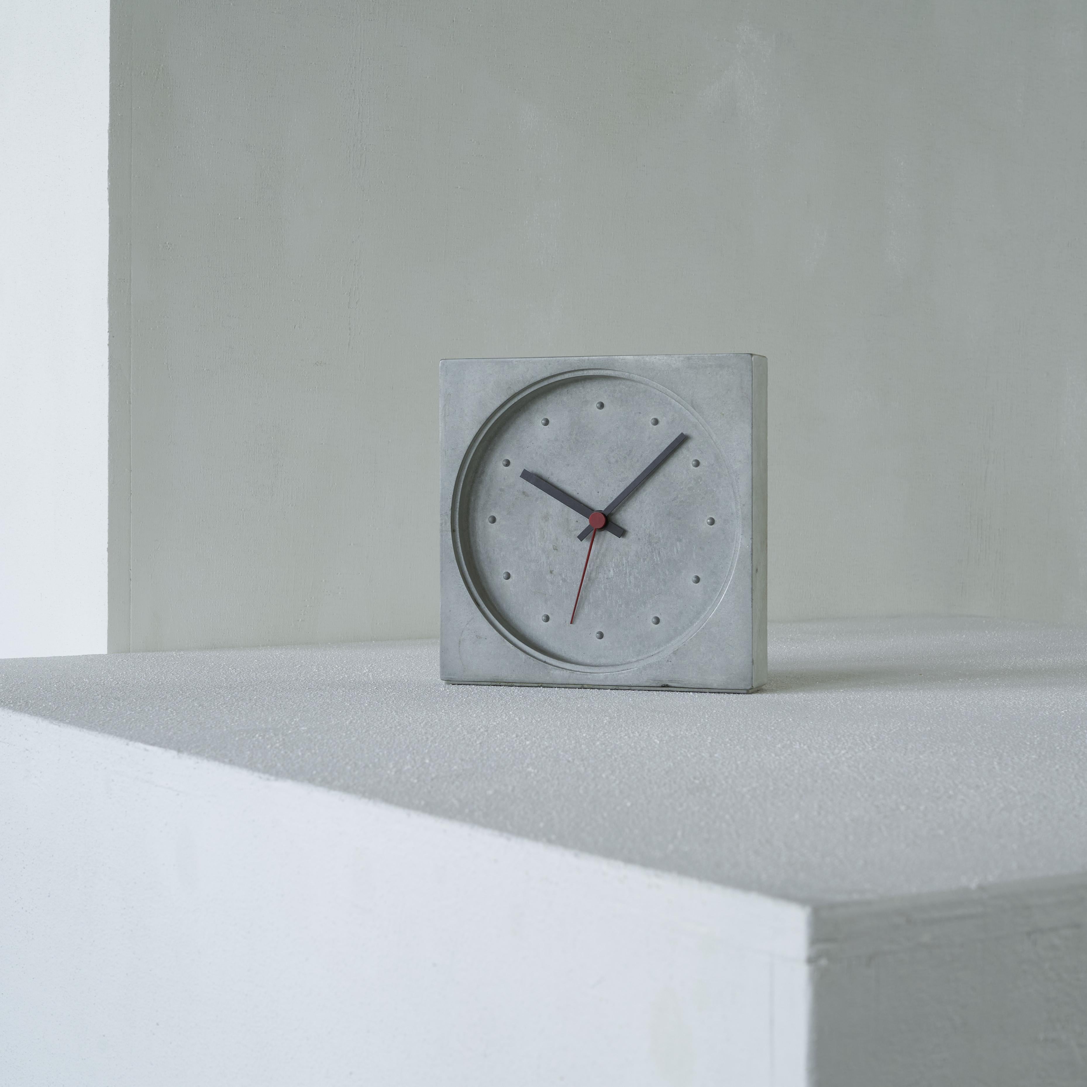 Horloge Danese Milano Kuno en béton de proie. Italie, 1986.

Il s'agit d'une horloge post-moderne en béton très rare conçue par Kuno Prey pour la société milanaise Danese. Un design très distinct et moderne qui est remarquablement intemporel. Elle