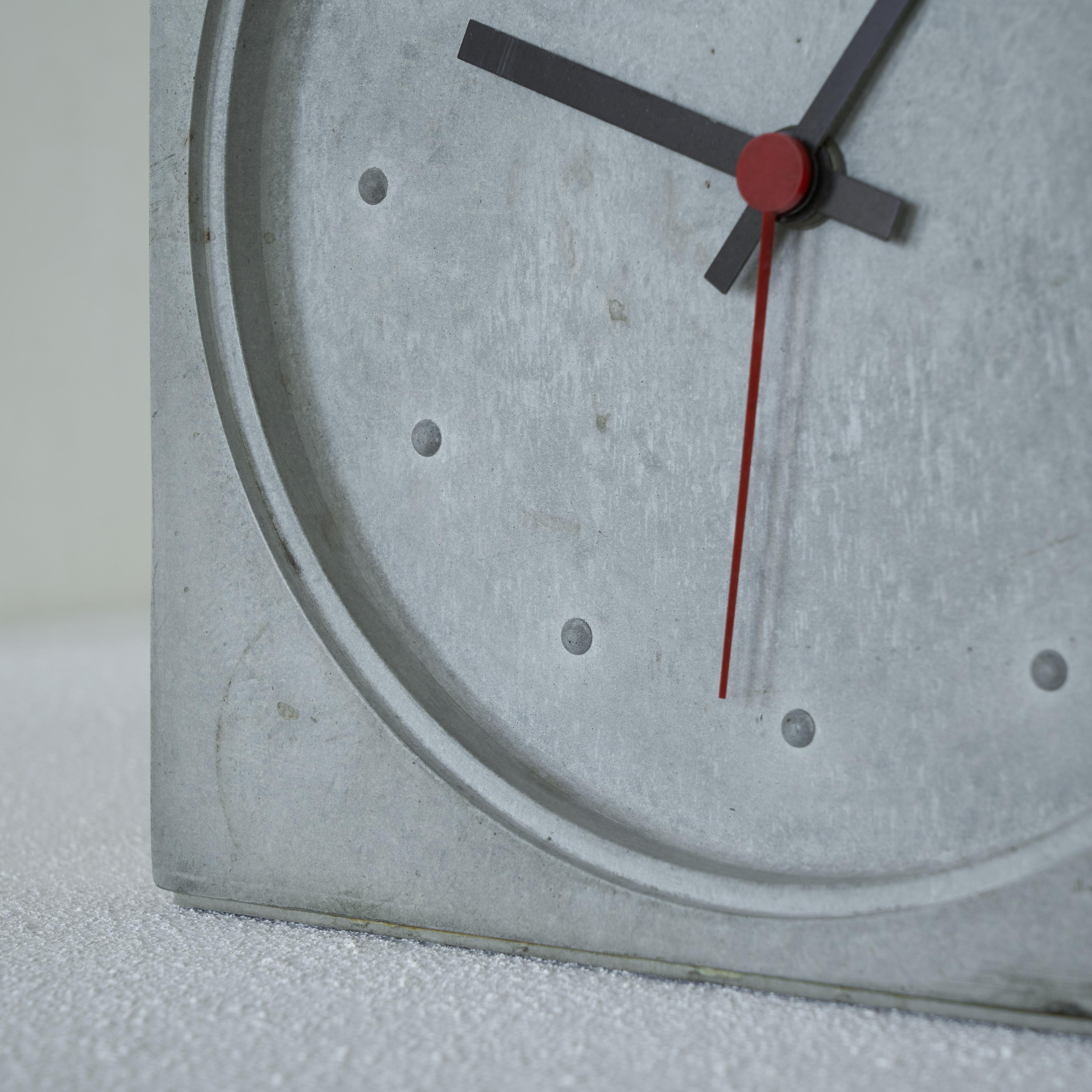 Horloge en béton Danese Milano Kuno Prey, 1986 en vente 1