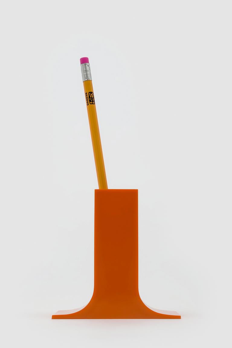 Orange Lampedusa est une réédition du célèbre porte-crayons de bureau en mélamine qui est devenu l'un des classiques du design du 20e siècle et qui figure dans de nombreuses collections de musées du monde entier.

Enzo Mari est l'un des maîtres du