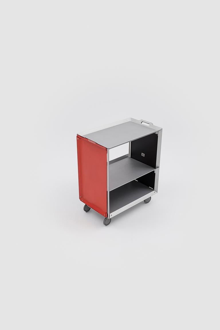 Mobile Life is a multifunctional trolley that consists of a structure that holds aluminium trays that also double as the trolley’s shelves and sides. Each side tray is fixed to the structure with magnetic clasps, allowing it to be removed and