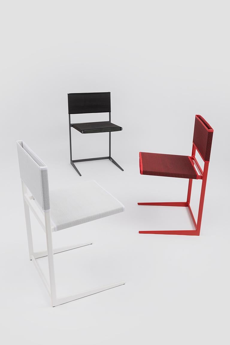 Moritz is a chair that at first glance seems simple but on closer inspection reveals not only a surprising shaped structure but also great attention to all the functional, material and chromatic details. The seat is made of large elastic strips and