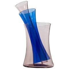 Vase en forme de D Danese Milano en verre de Murano améthyste, bleu et améthyste d'Enzo Mari