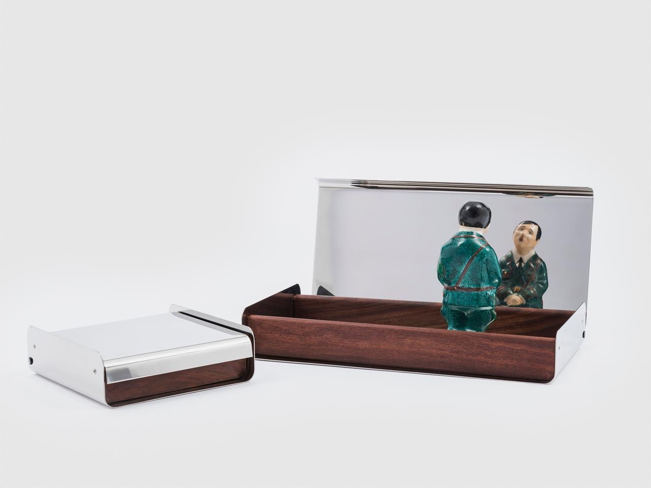 Citera est une petite boîte réalisée à partir d'une combinaison de matériaux contrastés, acier inoxydable poli et bois de rose. Le couvercle peut être ouvert sur des charnières ou simplement posé sur le dessus et les côtés et le fond sont reliés par
