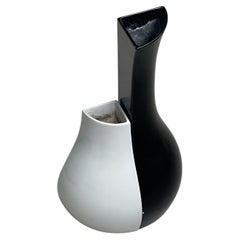 Vasi in ceramica bianchi e neri “Vasovasi” di Danese Milano con marchio sul fondo
