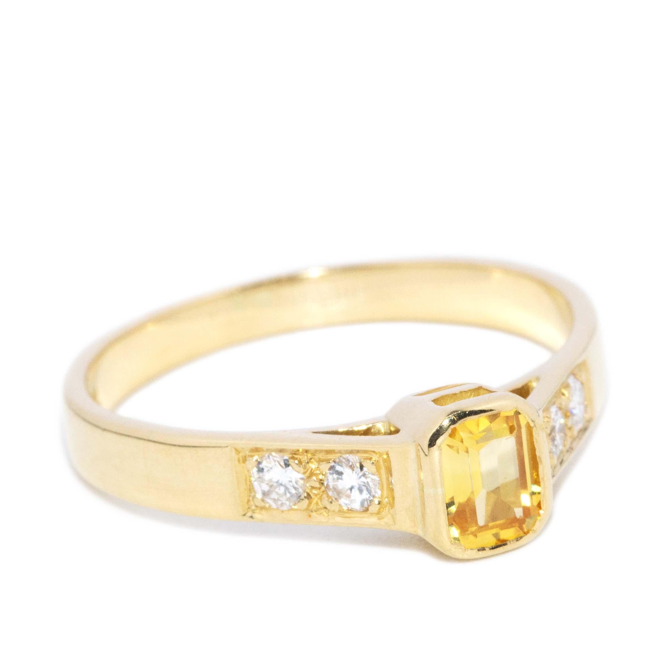 Danette Circa 1970s Yellow Sapphire & Diamond Ring 18 Carat Yellow Gold Moderno en venta
