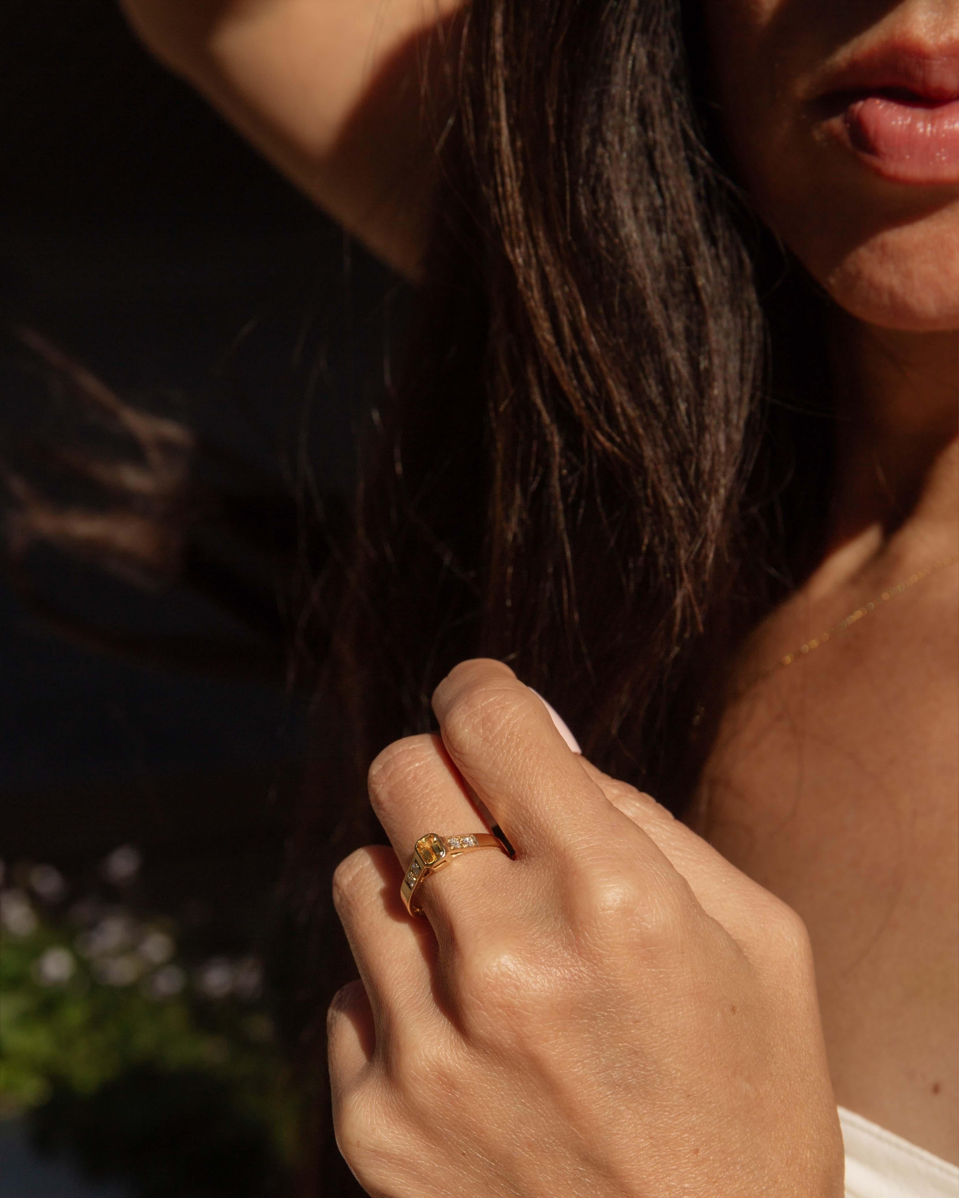 Danette Circa 1970s Yellow Sapphire & Diamond Ring 18 Carat Yellow Gold Corte esmeralda en venta