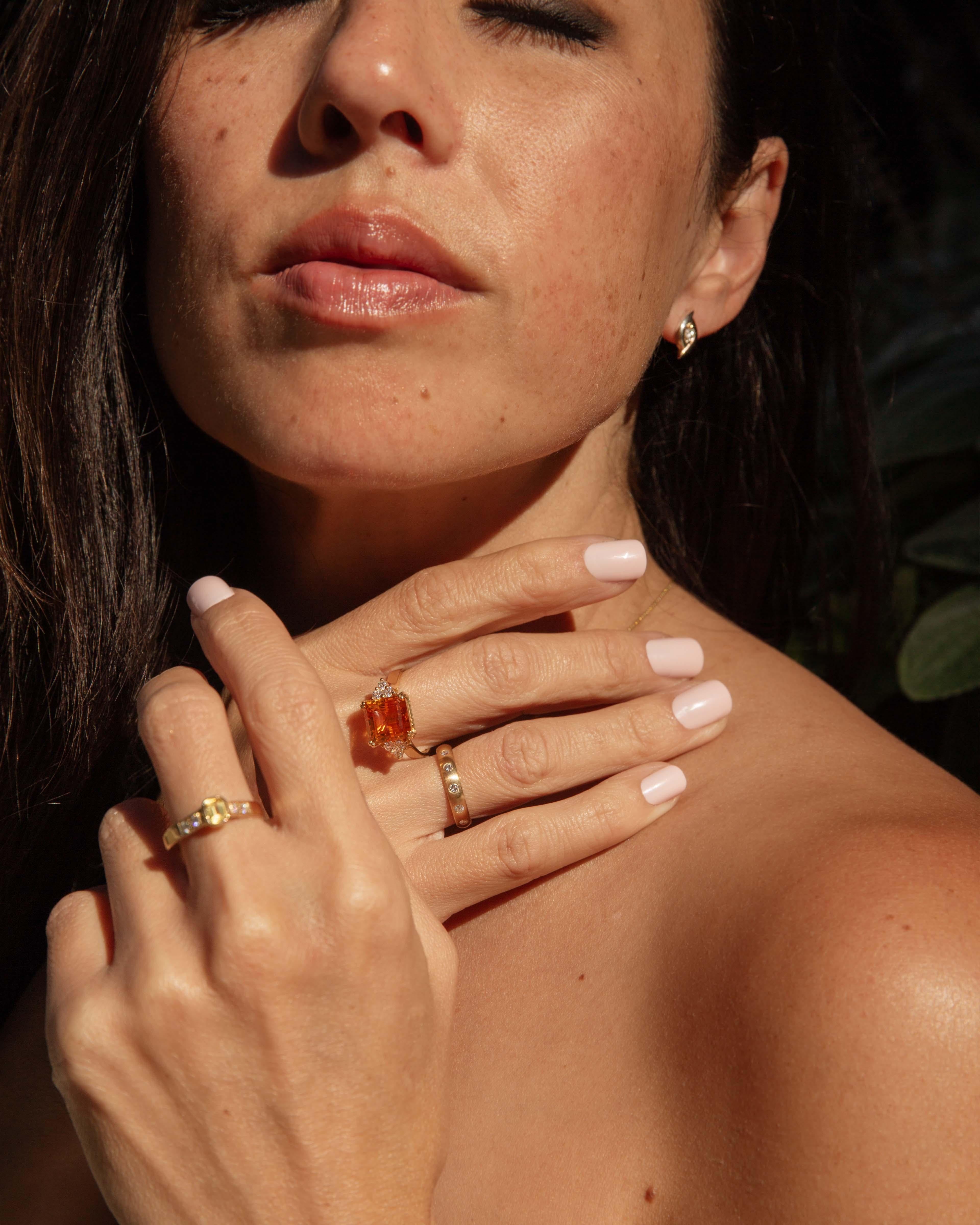 De las mujeres Danette Circa 1970s Yellow Sapphire & Diamond Ring 18 Carat Yellow Gold en venta