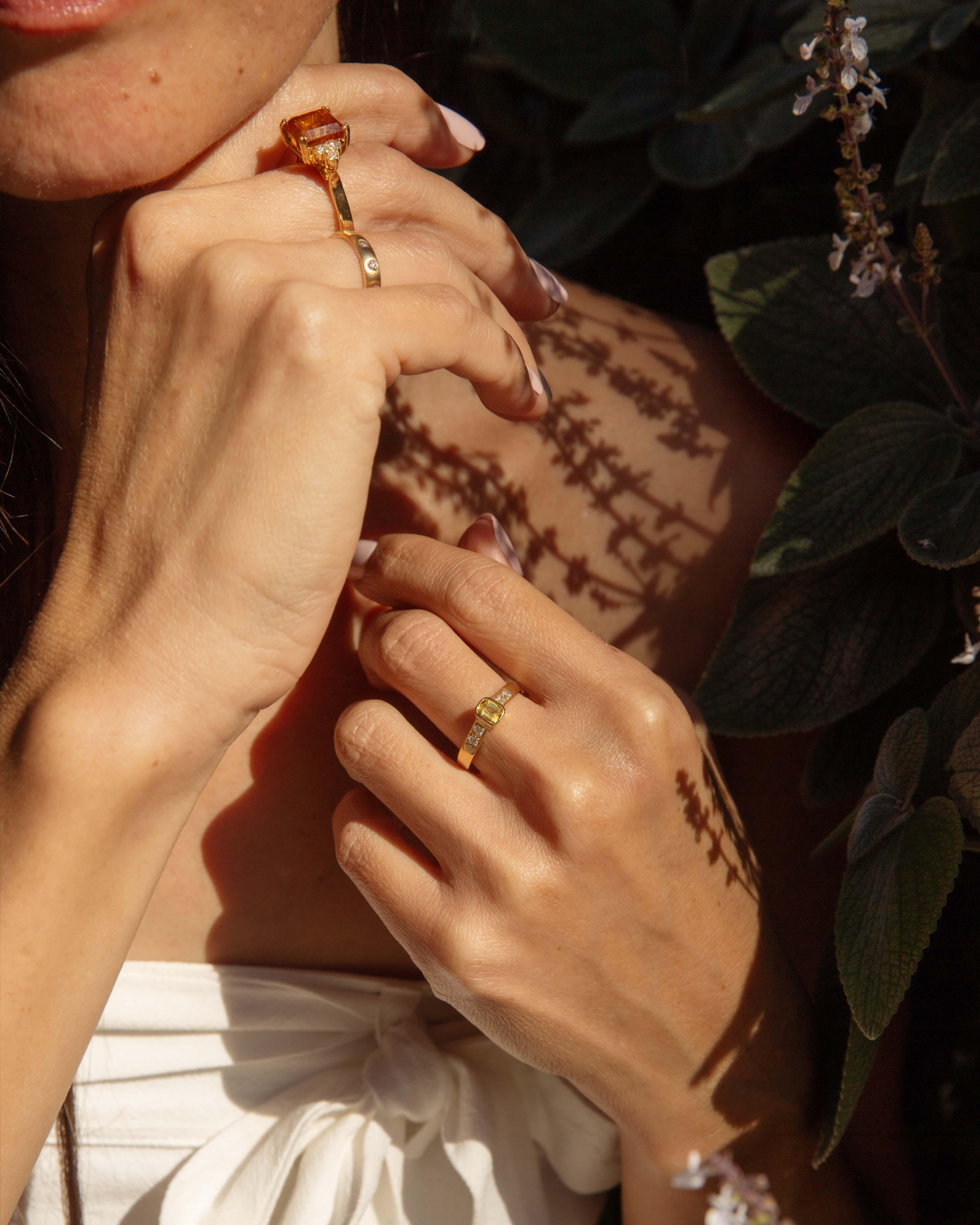 Danette Circa 1970s Yellow Sapphire & Diamond Ring 18 Carat Yellow Gold en venta 1