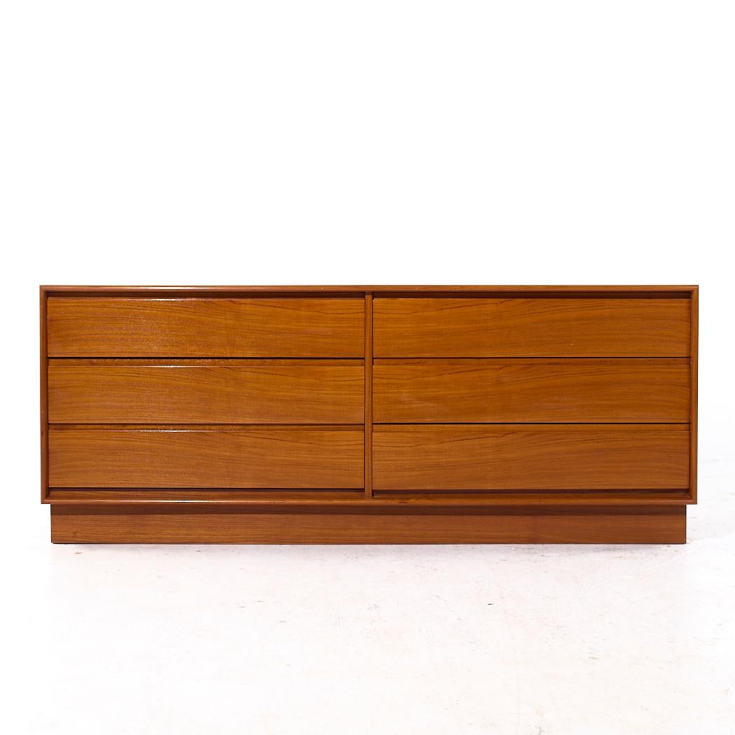 Danflex - Comò a 6 cassetti in teak danese del Medioevo

Questo mobile basso misura: 71,75 larghezza x 18,75 profondità x 28,75 pollici di altezza

Tutti i mobili possono essere acquistati in quello che noi chiamiamo stato vintage restaurato. Ciò
