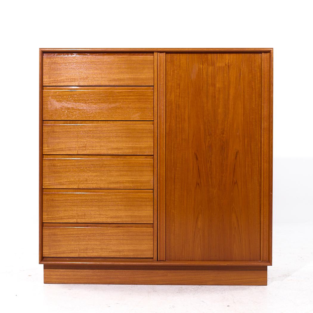 Danflex Armadio Highboy con porta a tamburo in teak della metà del secolo scorso

Questo armadio misura: 48,75 larghezza x 18,75 profondità x 50 pollici di altezza

Tutti i mobili possono essere acquistati in quello che noi chiamiamo stato vintage