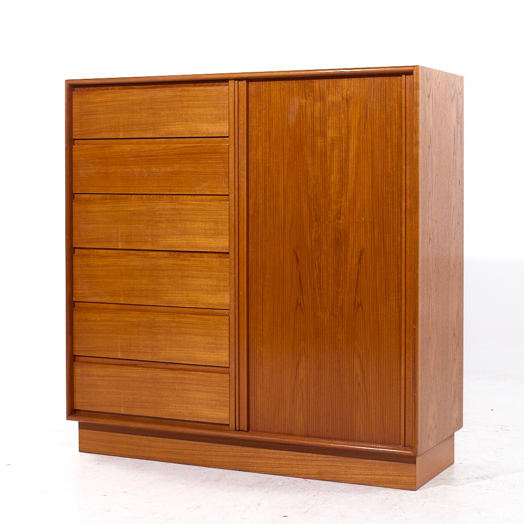 Mid-Century moderno Danflex Armadio Highboy con porta a tamburo in teak della metà del secolo scorso in vendita