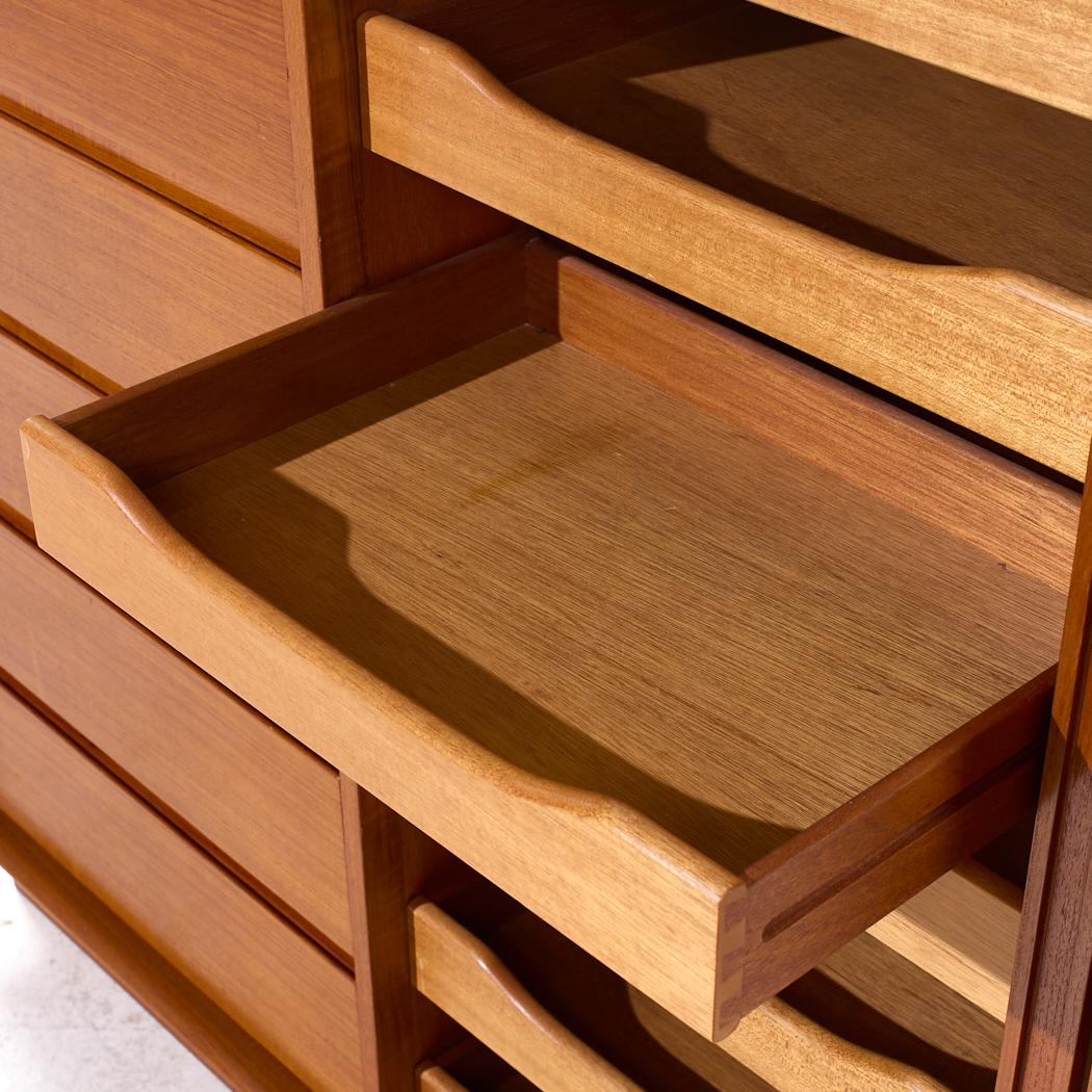 Teak Danflex Armadio Highboy con porta a tamburo in teak della metà del secolo scorso in vendita