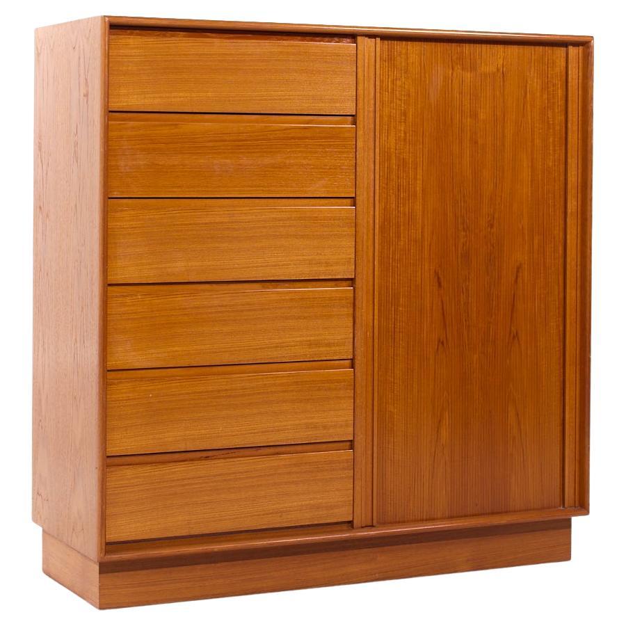 Danflex Armario con puerta de persiana de teca danesa de mediados de siglo Cómoda Highboy