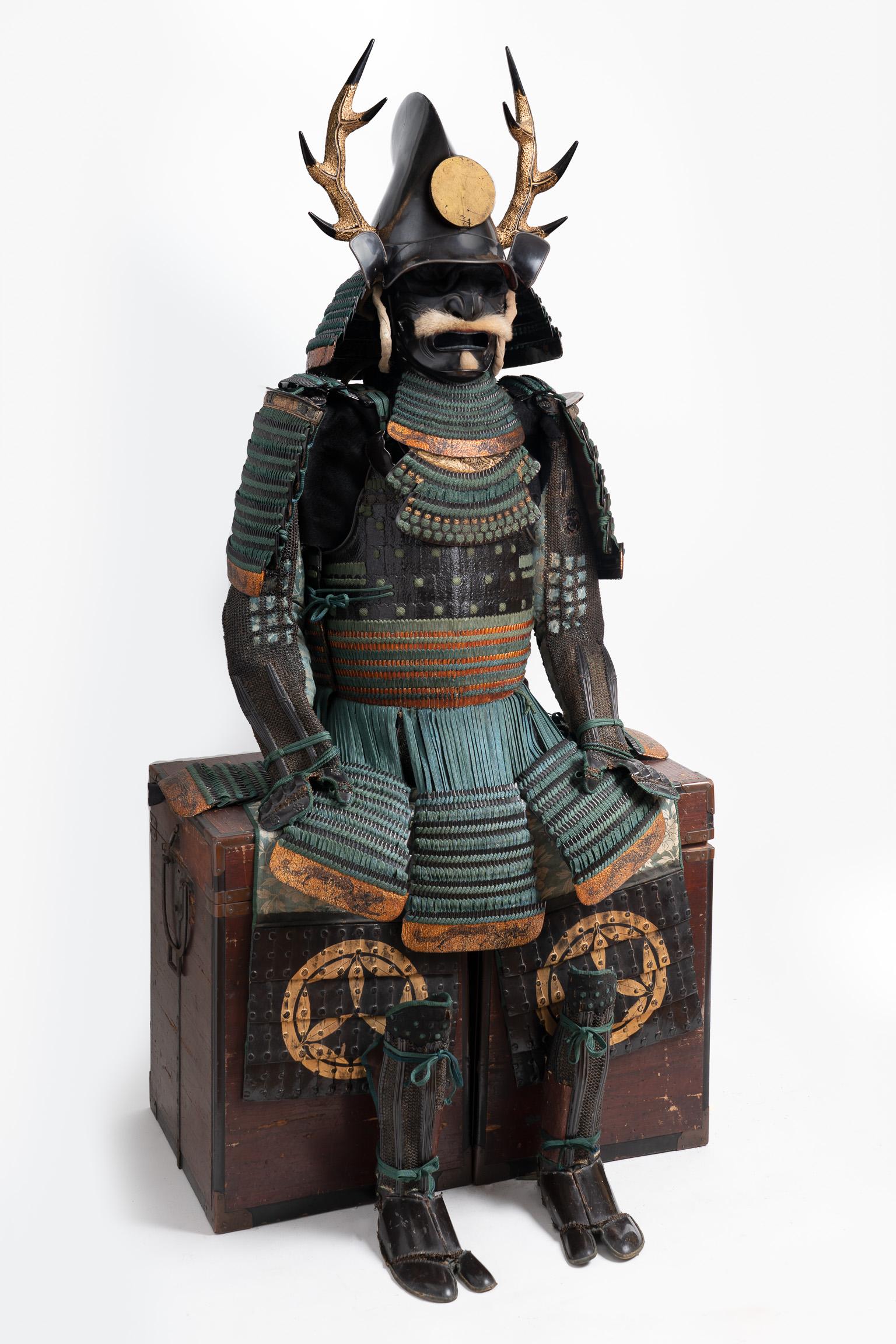 Dangae do tosei gusoku
Blaugeschnürte Samurai-Rüstung mit Kürass im Doppelstil

Edo-Periode, 18. Jahrhundert

 

Kabuto [Helm]: Schwarz lackierter eboshi-nari kabuto, in der Form dieser Hofmütze. Der Helm ist ausgestattet mit  schöne originale