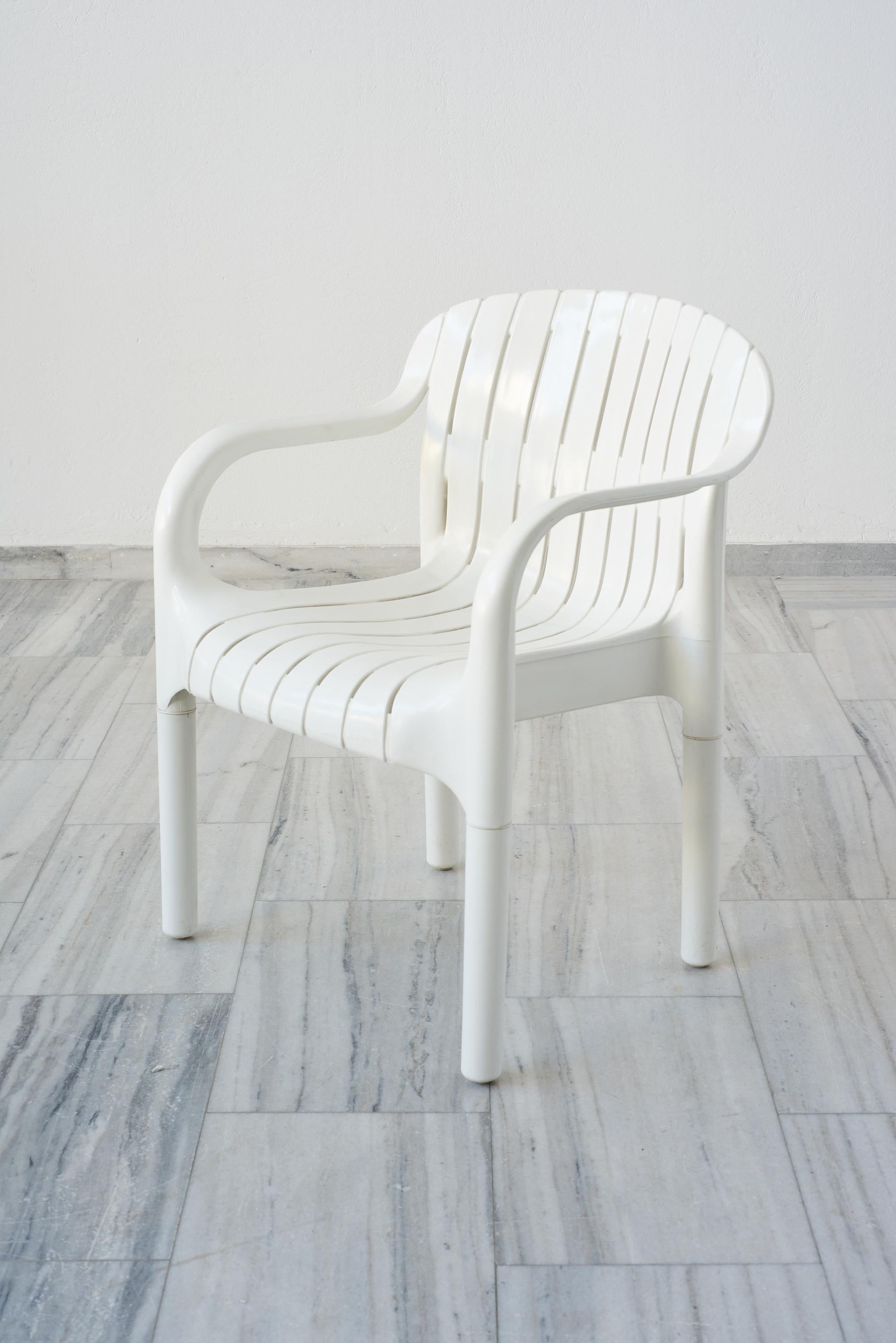 ‘Dangari’ armchairs by Pierre Paulin for Allibert, 1978.
Injection-molded “Ultra Resin”
The ‘Dangari’ was one of Allibert’s best-selling chairs for many years. Even today, Allibert is still the market-leader in the vast garden seating sector and