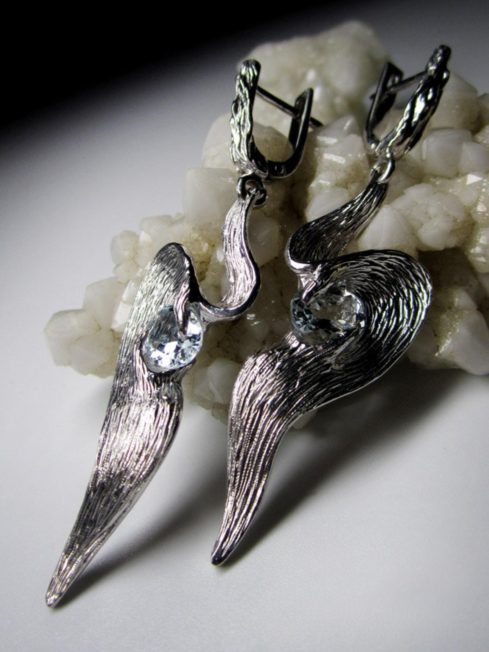Boucles d'oreilles longues en argent avec aigue-marine naturelle et béryl bleu en coupe ovale classique
aigue-marine origine - Brésil
Dimensions de la pierre - 0,16 х 0,24 х 0,31 in / 4 х 6 х 8 mm
Poids de la pierre - 2 carats
Poids des boucles