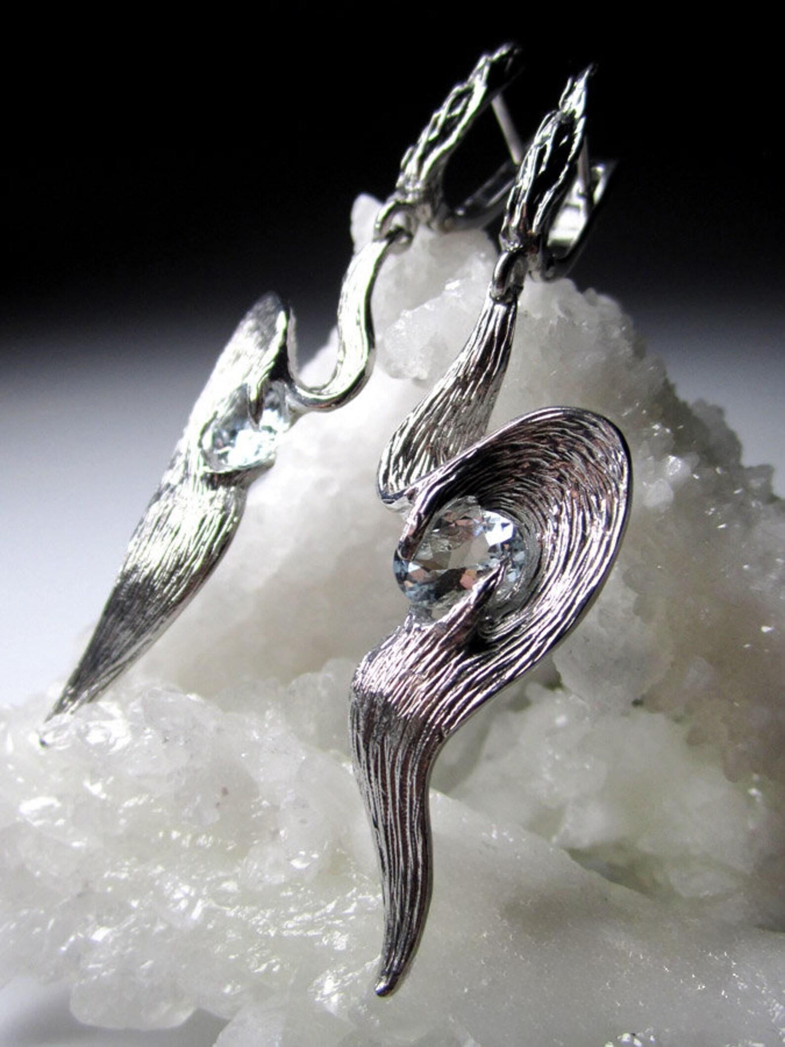 Taille ovale Pendants d'oreilles aigue-marine en argent Gem Report Classic en forme d'ailes en béryl bleu ovale en vente