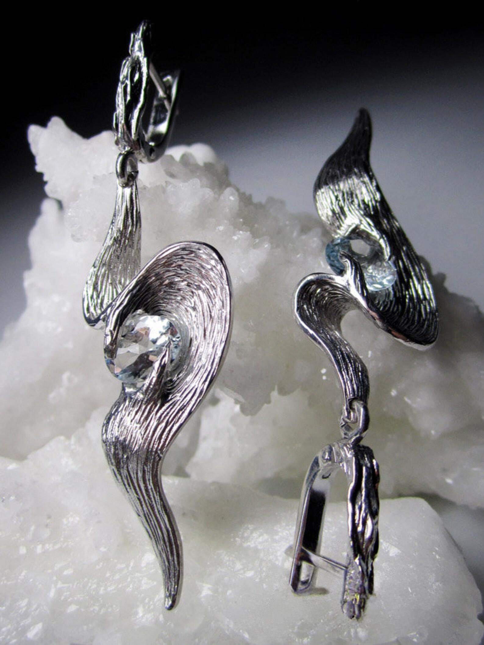 Pendants d'oreilles aigue-marine en argent Gem Report Classic en forme d'ailes en béryl bleu ovale Neuf - En vente à Berlin, DE