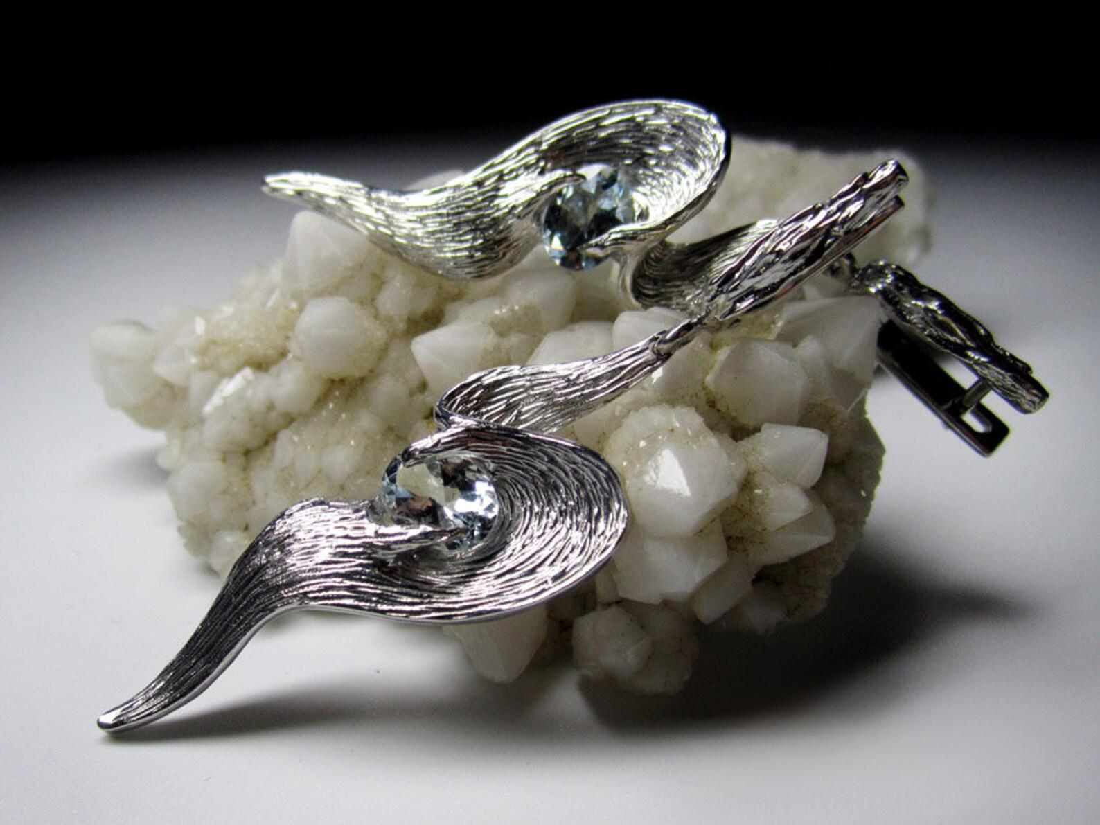 Pendants d'oreilles aigue-marine en argent Gem Report Classic en forme d'ailes en béryl bleu ovale Unisexe en vente