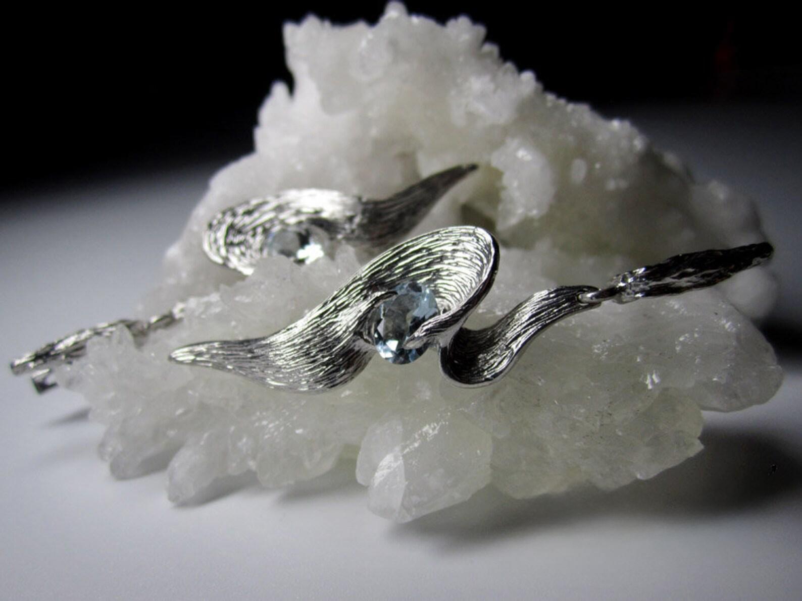 Pendants d'oreilles aigue-marine en argent Gem Report Classic en forme d'ailes en béryl bleu ovale en vente 1