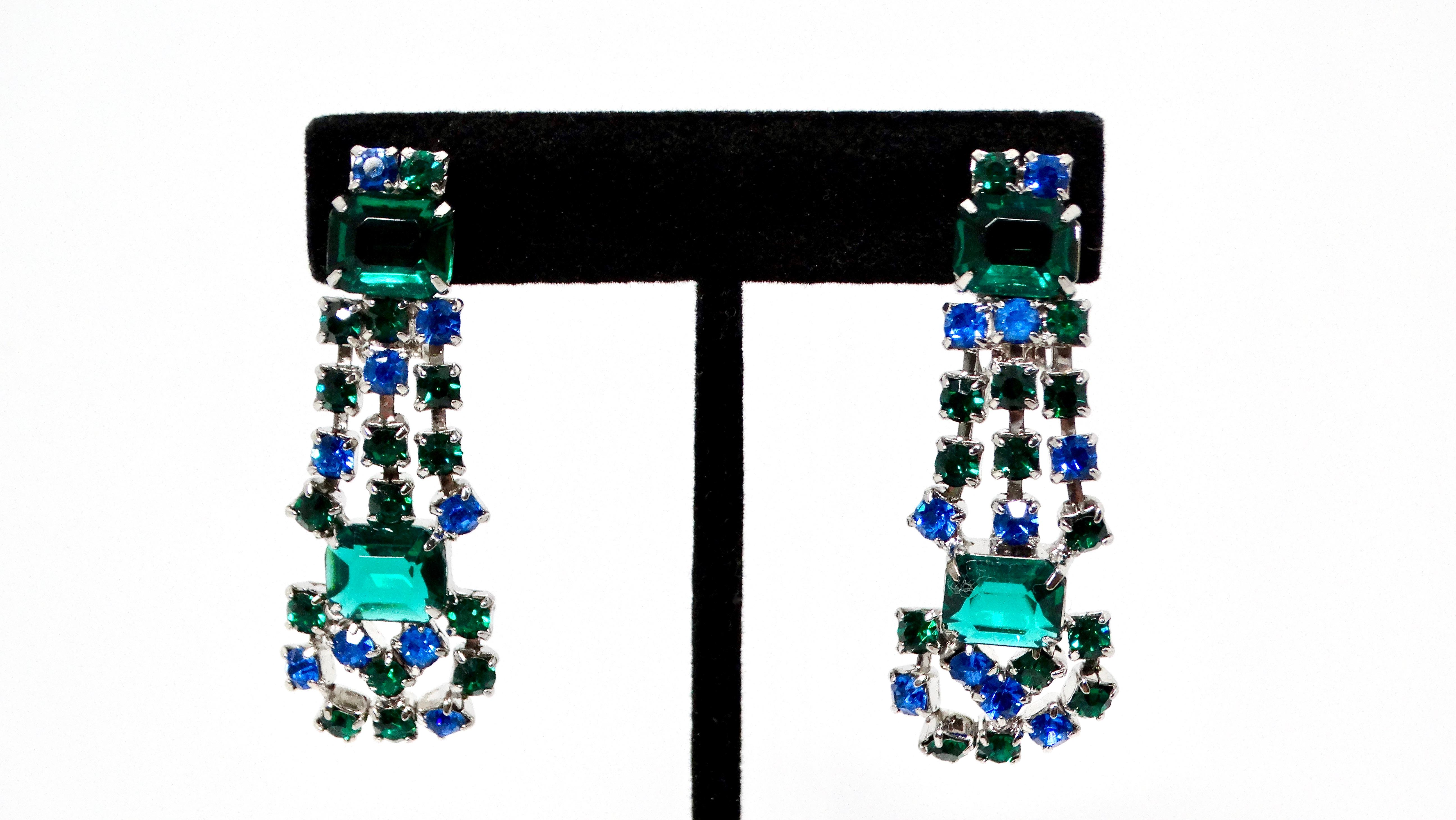Les boucles d'oreilles à clip en argent avec strass bleu et vert sont un accessoire à couper le souffle qui incarne la sophistication et le charme. Ces boucles d'oreilles sont conçues pour faire sensation, avec un mélange étonnant de strass bleu