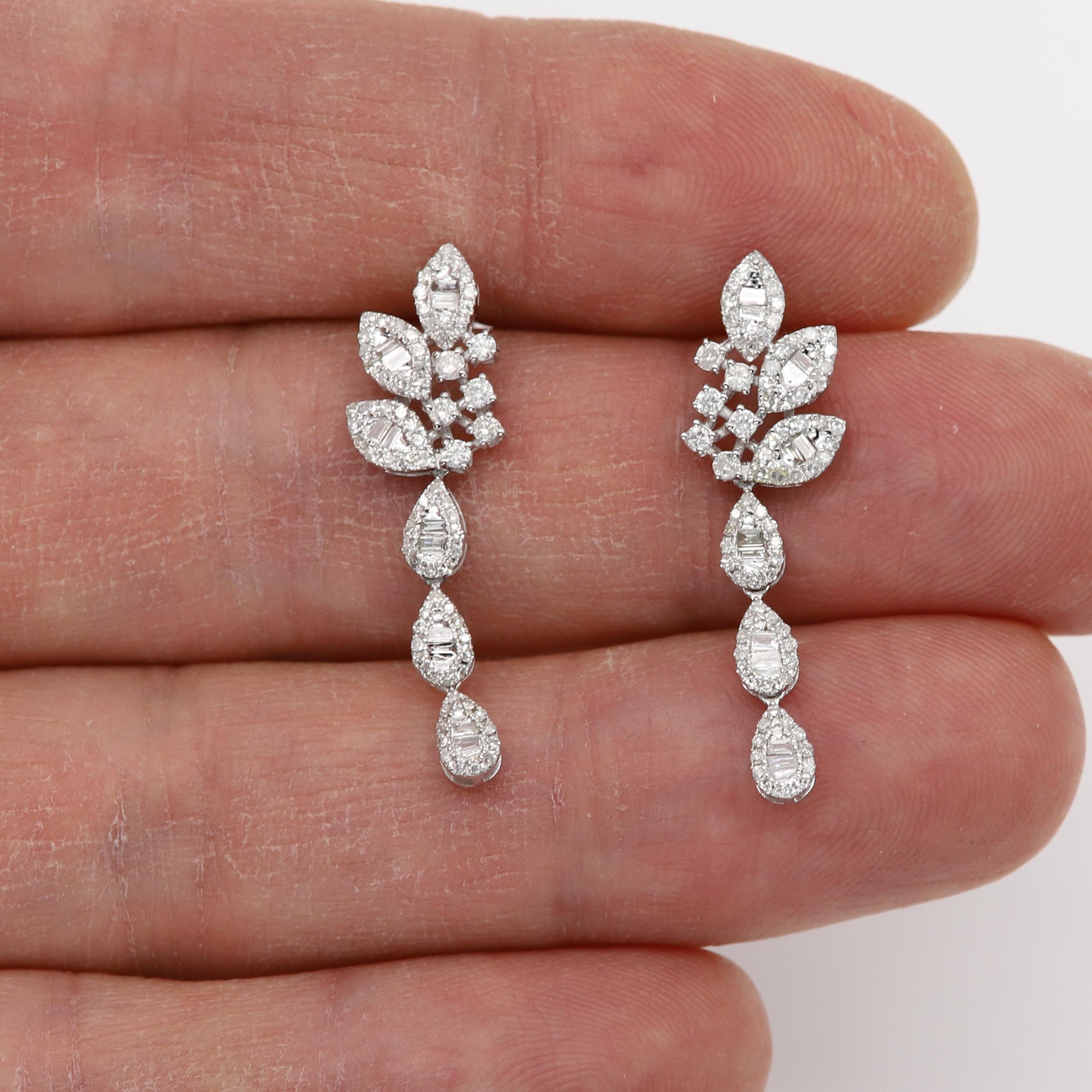 New Diamond Dangle Earrings
Echtes 14k Weißgold 3,0 Gramm 
Größe: 1,25' Zoll lang
mit Schmetterlingsrückstoß 
+Geschenkbox
Natürliche Diamanten rund und baguetteförmig 0,82 Karat H-I-SI3-I1
(#rs_OJ60893_p1866.9158019)