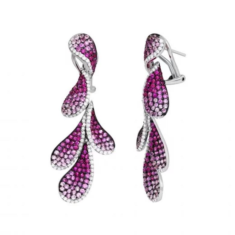 Moderne Boucles d'oreilles pendantes en or 18K avec diamant, saphir rose et fleur blanche pour elle en vente