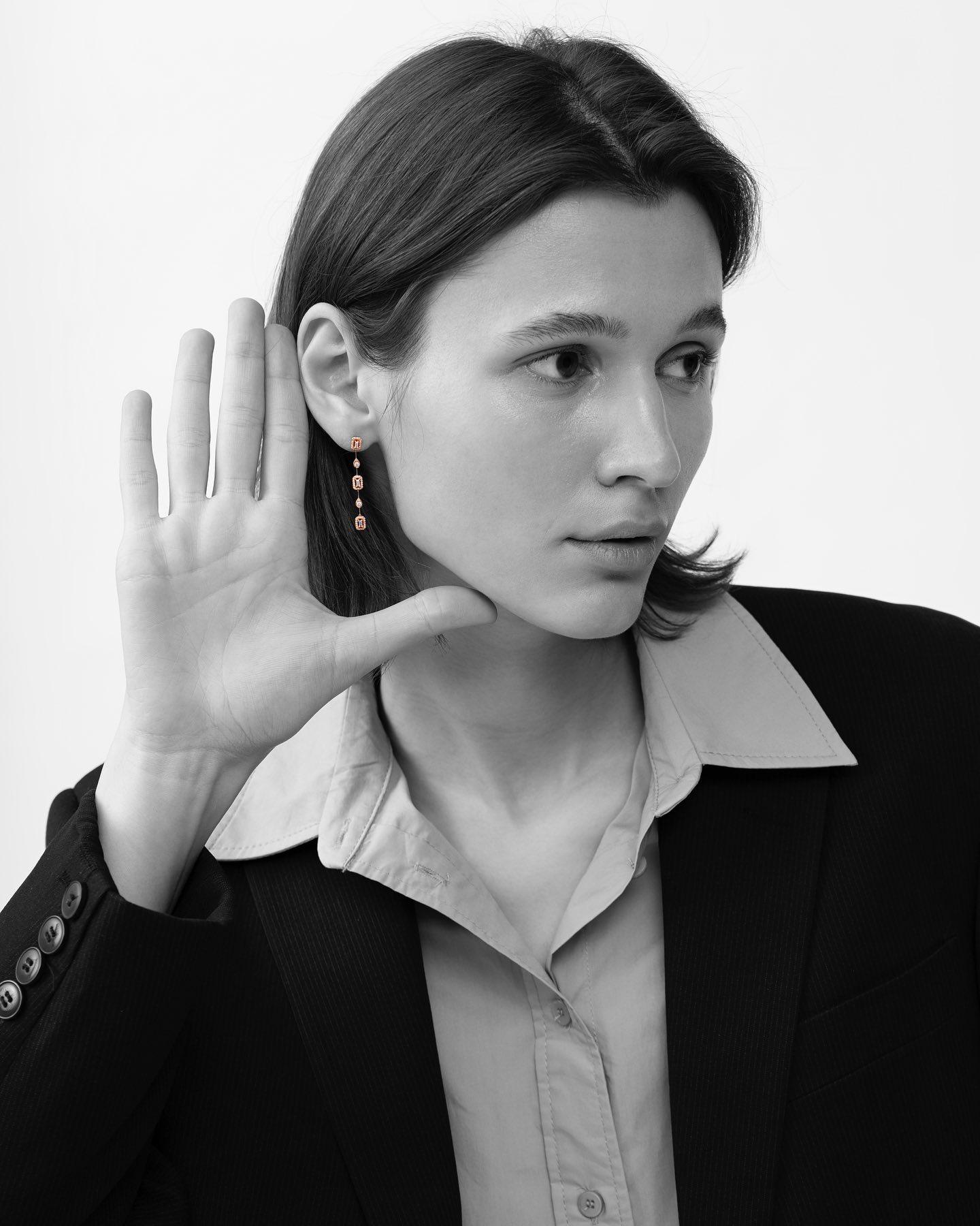 Boucles d'oreilles pendantes en or jaune avec diamants pour elle en vente 1