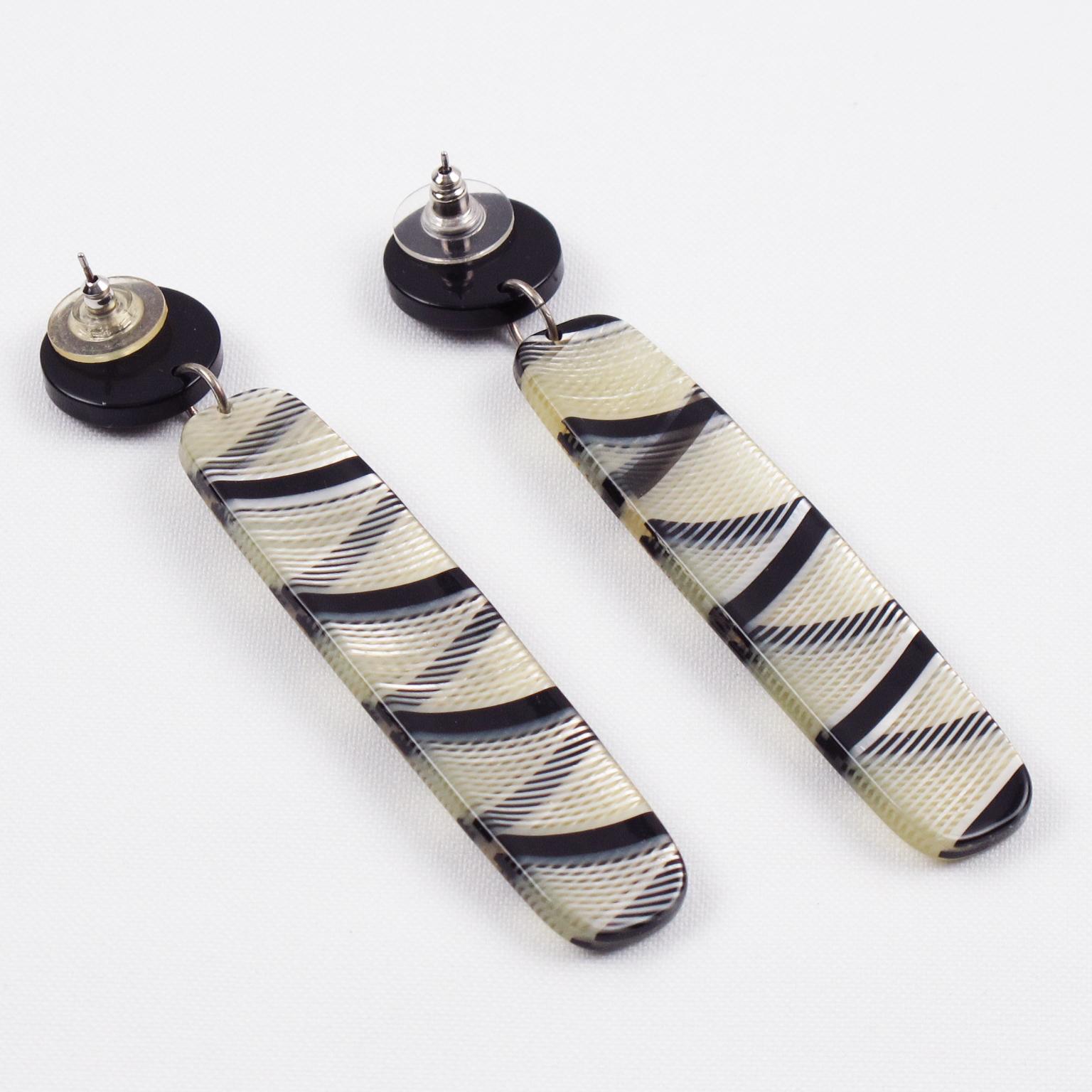 Orecchini a goccia in lucite bianca e nera con chiusura a penzoloni In condizioni ottime in vendita a Atlanta, GA